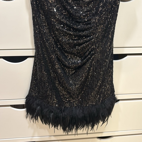 Sequin minidress with feather hemline - Picture 4 of 6